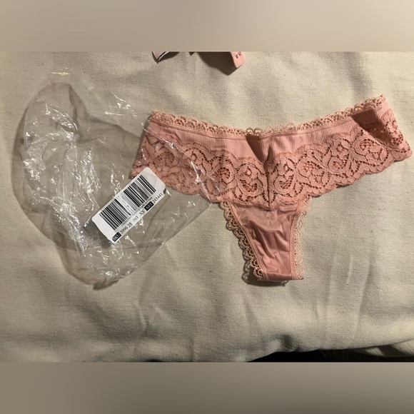 Brand New 32B Victoria Secret Push Up Bra with matching xs thong - Picture 5 of 5